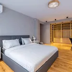 Luxurious House In An Exclusive Complex, Mount View *