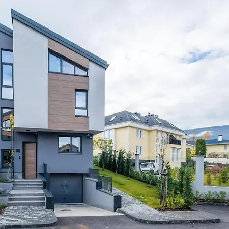 Luxurious House In An Exclusive Complex, Mount View *